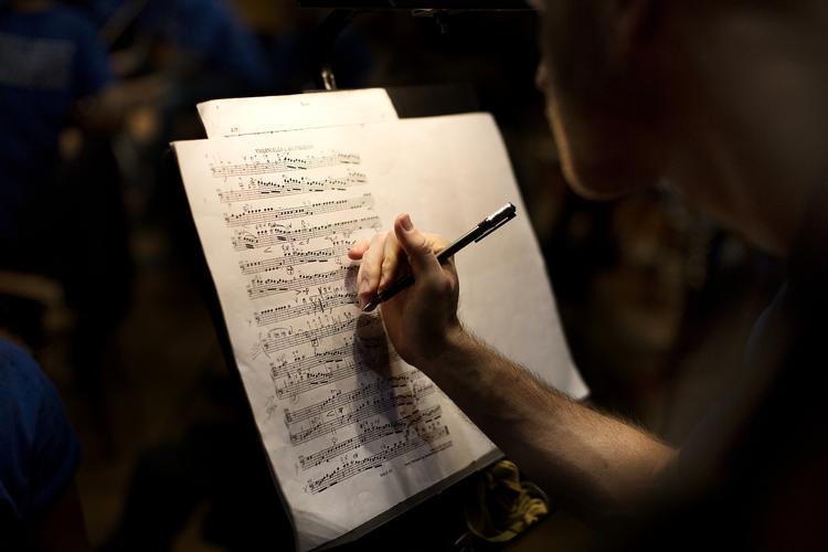 Dagpenge. Ankestyrelsen mente ikke, at en kvindelige musiker skulle have dagpenge, fordi hun spillede et par gange om året i en renæssancemusikgruppe. Nu kræver Folketingets Ombudsmand beslutningen omgjort. 