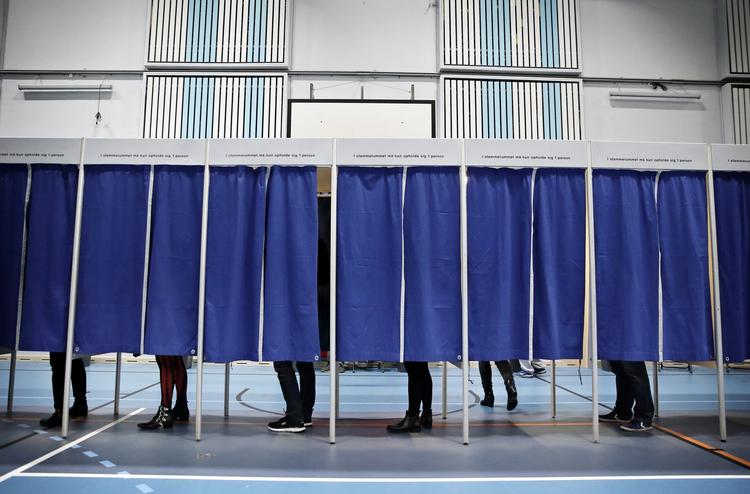afstand. Danskerne stemte markant anderledes end den danske magtelite anbefalede. 