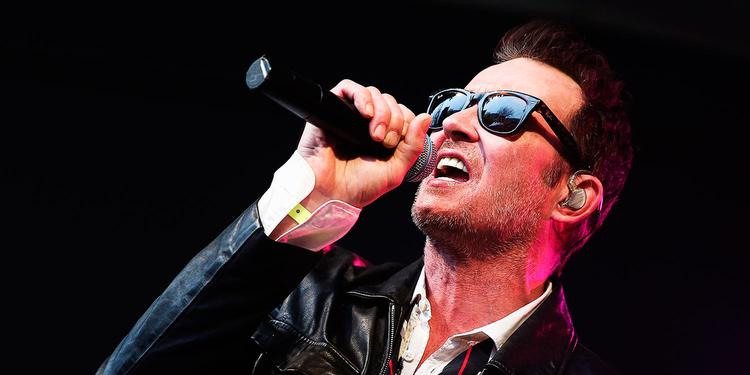Talentfuld. Scott Weiland (til højre) ses her på scenen med guitaristen Slash (tidligere Guns N' Roses) og bandet Velvet Revolver, som de dannede sammen. Weiland er dog mest kendt fra Stone Temple Pilots. Desuden havde han en - undervurderet - solokarriere. 
