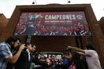 korruption. Mens Fifa-skandalen ruller i Europa, gik efterforskere i Chile fredag i gang med en ransagning af det nationale fodboldforbund, ANFP's, lokaler i en bestikkelsessag mod tidligere præsident Sergio Jadue, som over for amerikanske myndigheder har erkendt sig skyldig i korruption. 