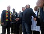 Bønner. En gruppe præster samledes i bøn i San Bernardino i går inden et stor mindearrangement på det lokale standion. 