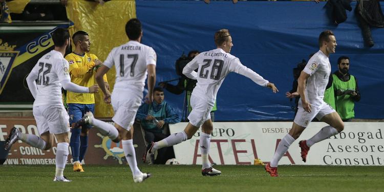 ulovlig. Denis Cheryshev (th) har netop scoret for Real Madrid i pokalkampen mod Cadiz. Men spilleren måtte ikke deltage i opgøret, da han havde karantæne. 