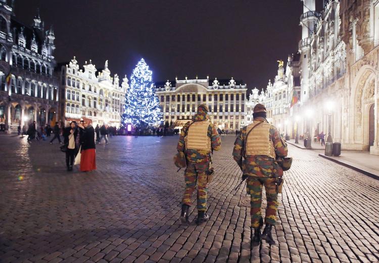 Menneskejagt. De belgiske myndigheders efterforskning af Paris-angrebet er nu  udvidet med to ekstra mistænkte. 