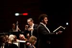 Elegant. Fabio Luisi dirigerede afbalanceret og uden kontraster. Tenoren i forgrunden, Mauro Peter, var en af flere gode gæster fra operaen i Zürich, hvor Luisi er 'Generalmusikdirektor'. 