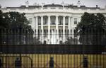 PÆRELET. Ny rapport revser sikkerheden omkring præsident Obama og Det Hvide Hus. Så sent som i slutningen af november i år lykkedes det en mand at hoppe over jernhegnet og trænge ind på arealerne ved Det Hvide Hus. 