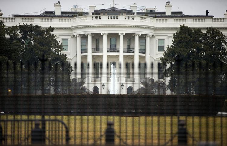 PÆRELET. Ny rapport revser sikkerheden omkring præsident Obama og Det Hvide Hus. Så sent som i slutningen af november i år lykkedes det en mand at hoppe over jernhegnet og trænge ind på arealerne ved Det Hvide Hus. 