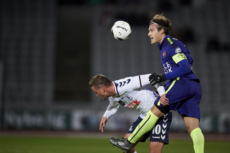 Duel. Erik Sviatchenko FCM og Kim Aabech AGF. 