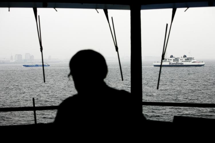 Transportøransvar. Hos Scandlines, som opererer flere færgeoverfarter til udlandet, har man hverken personale eller ressourcer til at tjekke passagerernes identifikation, fortæller kommunikationschef Anette Ustrup Svendsen. 