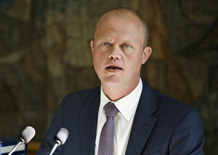 BALANCEGANG. Forsvarsminister Peter Christensen (V) mener at danske F-16-piloter har brug for mere træning, for regeringens ønske om hurtig indsats i Syrien kan indfries 