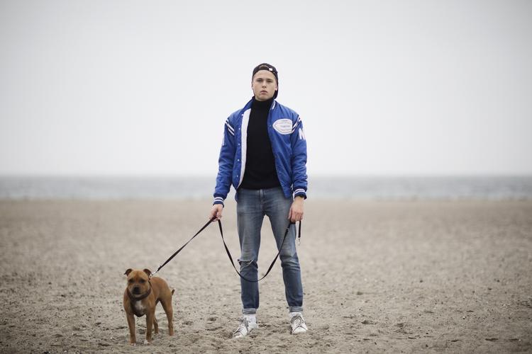 Halvt. Victor Boy Lindholms digte er halvejs gode, men måske lider også han under tidens hang til store problemer. 