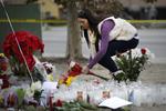 Sorg. En kvinde placerer blomster foran det center i San Bernardino, hvor 14 personer blev dræbt af et bevæbnet ægtepar. Nu siger Ilslamisk Stat, at terrorbevægelsen stod bag skudangrebet. 