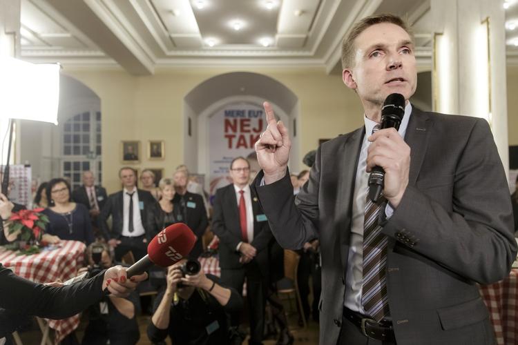 Valgfest. Enhedslisten er presset af udsigten til, at Dansk Folkeparti monopoliserer deres fælles sejr, så det nationale nej helt overskygger det, som Enhedslisten selv præsenterer som et nærdemokratisk, men samtidig internationalt nej. 