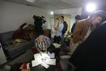 Pressemøde. Fredag morgen lokal tid blev pressen uventet budt indenfor i den lejlighed, som det formodede terror-ægtepar bag massekyderi på handicapcenter boede i. Amerikansk tv-station har fået kritik for at vise private billeder og id-kort på direkte fjernsyn. 