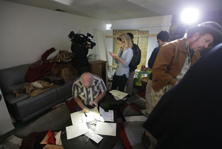 Pressemøde. Fredag morgen lokal tid blev pressen uventet budt indenfor i den lejlighed, som det formodede terror-ægtepar bag massekyderi på handicapcenter boede i. Amerikansk tv-station har fået kritik for at vise private billeder og id-kort på direkte fjernsyn. 