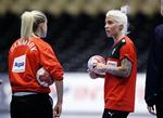 Medaljejagt. Udover medaljer spiller Kristina Kristiansen (th.) og det danske landshold også om billletter til OL-kvalifikationen. 
