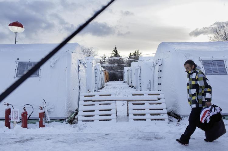 Flygtningestrøm. De danske myndigheder mangler at finde plads til 3.500 flygtninge inden jul. I Thisted er der sat teltene op til 250 mennesker. 