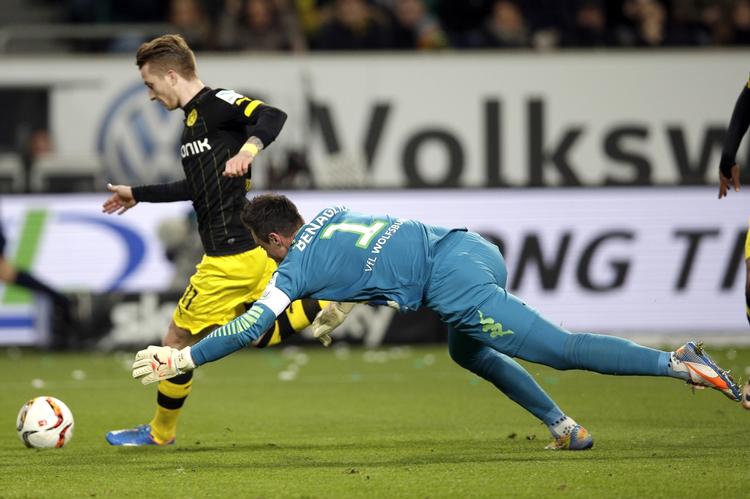 tæt. Der blev scoret to gange i overtiden, efter Marco Reus (tv) havde bragt Dortmund foran 1-0 tidligere i kampen mod Wolfsburg. 
