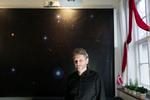 Balance. Et mangfoldigt miljø giver den bedste forskning, mener professor Jens Hjorth, der går ind for klare mål for ligestilling. Hvis flere kvinder i forskning er et succeskriterium, finder man en vej. 
