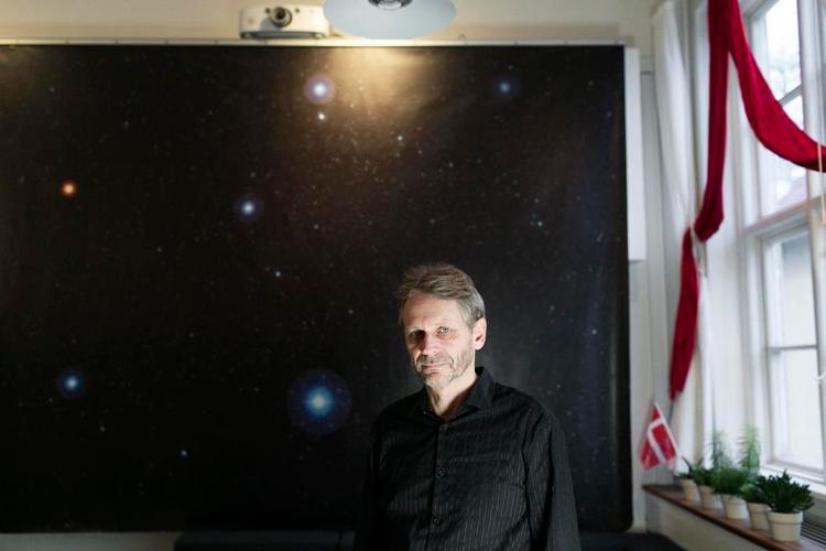 Balance. Et mangfoldigt miljø giver den bedste forskning, mener professor Jens Hjorth, der går ind for klare mål for ligestilling. Hvis flere kvinder i forskning er et succeskriterium, finder man en vej. 