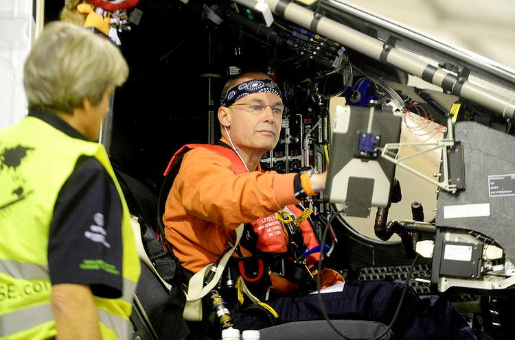 Solpilot. Bertrand Piccard arbejder på at flyve Jorden rundt kun ved hjælp af solenergi. I april gik turens 6. etape fra Chongqing i Kina til Nanjing, en rejse på 1.190 km. Arkivfoto: Chinatopix via AP 