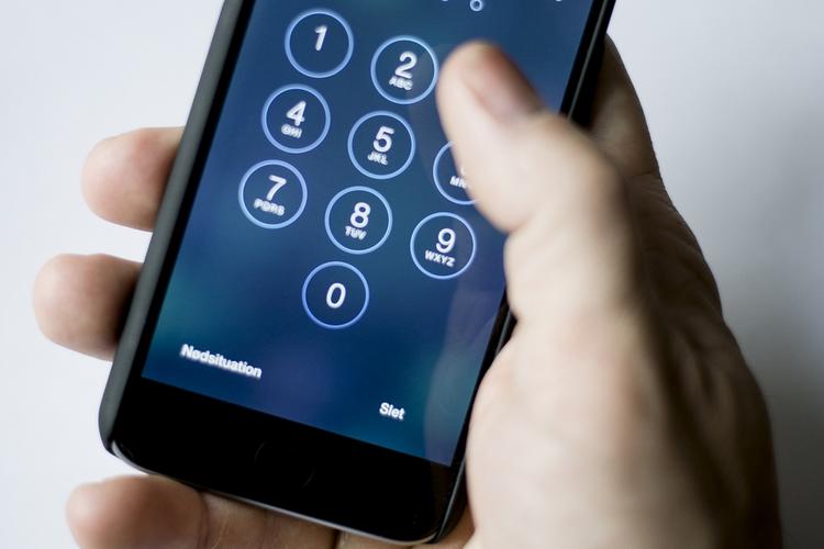 Iphone med nummer skive og hånd