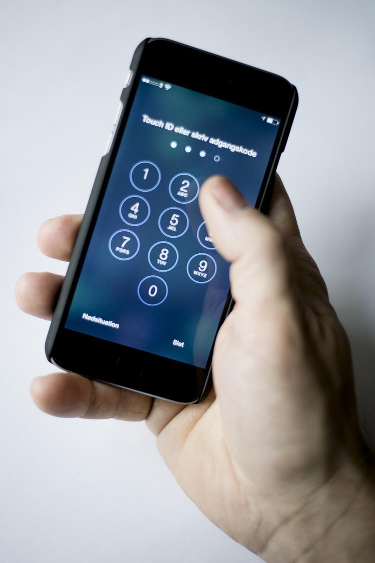 Tilbageholdende. Begrebet 'textrovert' er dukket op de senere år og er en sammensmeltning af 'introvert' og 'texting' på engelsk. Det bliver indtil videre mest brugt for sjov 