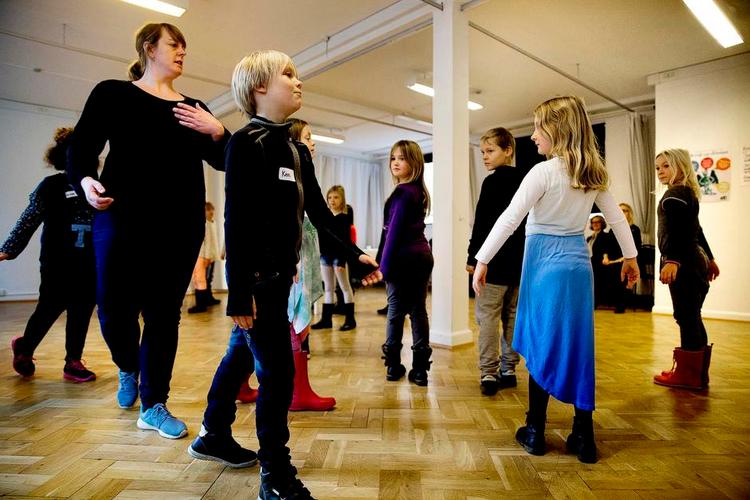 Teaterleg. Elever fra 2. klasse leger og lærer formiddagen væk på Aarhus Teater sammen med teaterpædagog Stine Guldborg. 