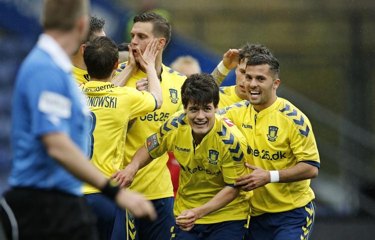 hæder. Riza Durmisi (th) vandt prisen som årets spiller i Brøndby foran anfører Daniel Agger (midt). 