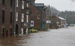 vandmasser. Flere gader er blevet øversvømmet i centrum af byen Appleby i det nordvestlige England, efter at stormen Desmond har ramt Storbritannien. 