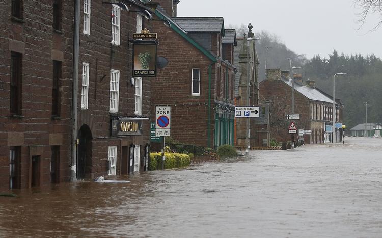 vandmasser. Flere gader er blevet øversvømmet i centrum af byen Appleby i det nordvestlige England, efter at stormen Desmond har ramt Storbritannien. 
