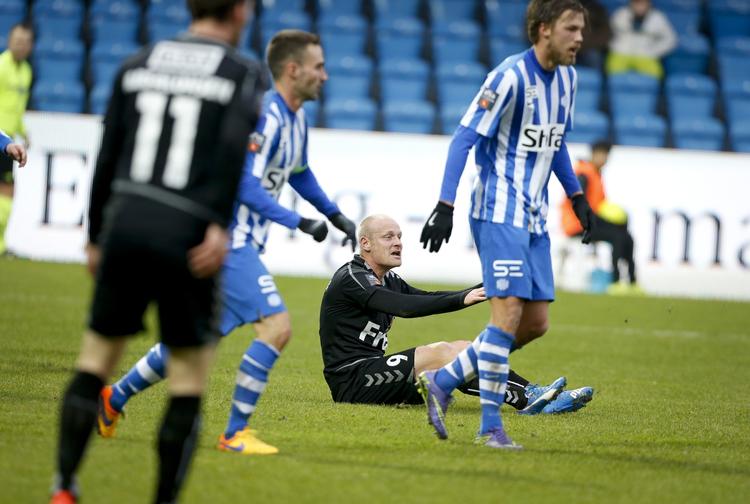 0-1. Tommy Bechmann (midt) appellerer for et straffespark, som Sønderjyske-spilleren dog ikke fik. 