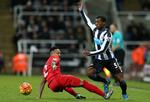 2-0. Newcastle Uniteds Georginio Wijnaldum (th) var kampens oplevelse, da Liverpool blev sendt hjem fra det nordlige England med et nederlag. 