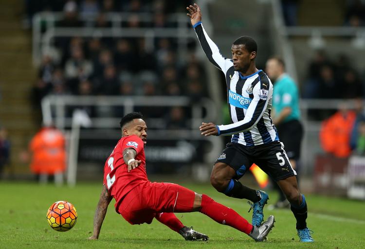 2-0. Newcastle Uniteds Georginio Wijnaldum (th) var kampens oplevelse, da Liverpool blev sendt hjem fra det nordlige England med et nederlag. 
