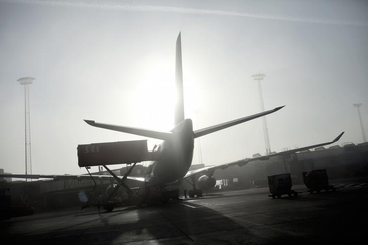 Sikkerhed. En mand gjorde passagerer og personale utrygge på et fly i Kastrup Lufthavn tidligere i dag. Politiet smed ham af flyet og undersøgte hans bagage, men fandt ikke grund til at beholde ham i deres varetægt. Manden er nu fløjet videre ud af landet. (arkivfoto) 