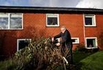 Til salg. Bent Gouls hus i den lille by Ejsing i Nordvestjylland har været til salg i et halvt år, men pengeinstitutternes strikse krav til rådighedsbeløb gør det svært at sælge boliger på landet. Foto: Astrid Dalum 