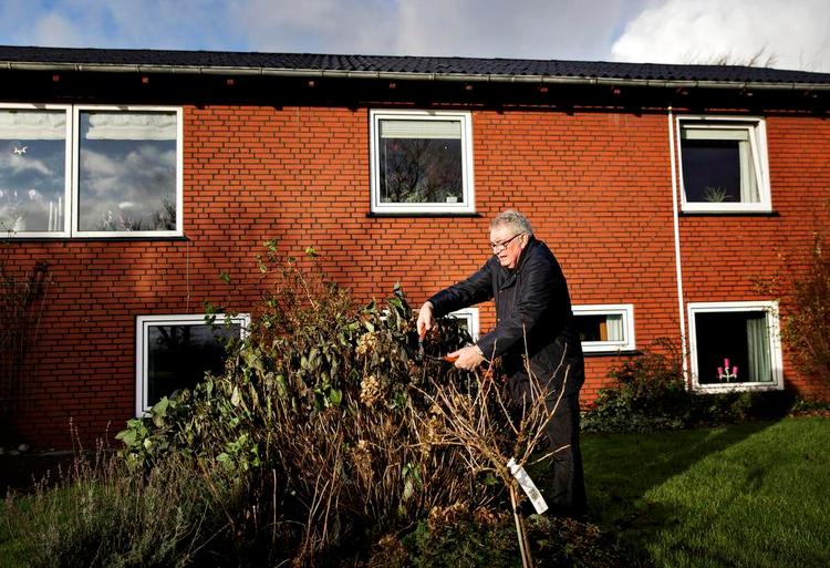 Til salg. Bent Gouls hus i den lille by Ejsing i Nordvestjylland har været til salg i et halvt år, men pengeinstitutternes strikse krav til rådighedsbeløb gør det svært at sælge boliger på landet. Foto: Astrid Dalum 