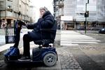 KOL. Alice Munk kan ikke længere cykle og har derfor fået en lille scooter, hun bruger, når hun skal rundt. 