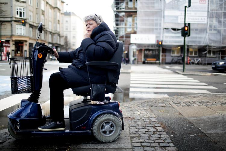 KOL. Alice Munk kan ikke længere cykle og har derfor fået en lille scooter, hun bruger, når hun skal rundt. 