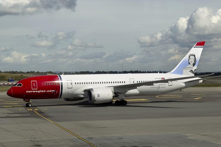 indflydelse. Norwegian ejer de fleste aktier i den nye bank, som også læner sig op ad lavprisselskabet med sit logo. 
