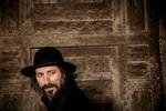 DØRMAND. Erann DD har en passion for døre som denne 300 år gamle berberdør købt på et marked i Marrakech. Hans glæde over håndværk og historie opvejer, at det ikke er verdens letteste samlerobjekt. Foto: Mads Nissen 