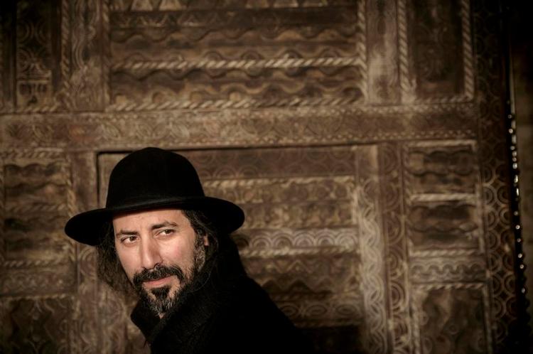 DØRMAND. Erann DD har en passion for døre som denne 300 år gamle berberdør købt på et marked i Marrakech. Hans glæde over håndværk og historie opvejer, at det ikke er verdens letteste samlerobjekt. Foto: Mads Nissen 