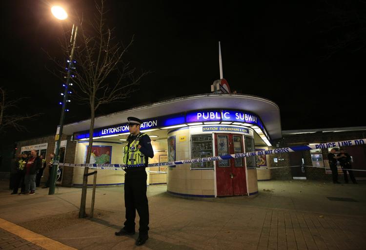 KNIVANGREB. Betjent ud for gerningsstedet, undergrundsstationen i Leytonstone i London. 