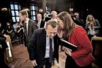 Gennemsigtighed. Pia Olsen Dyhr (SF) fremlægger et forslag om mere åbenhed i EU-sager til statsminister Lars Løkke Rasmussen (V), når hun inviteres til Marienborg for at drøfte EU-resultatet. Her ses de til en partilederdebat på tv2 op til folkeafstemningen. 