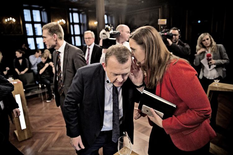 Gennemsigtighed. Pia Olsen Dyhr (SF) fremlægger et forslag om mere åbenhed i EU-sager til statsminister Lars Løkke Rasmussen (V), når hun inviteres til Marienborg for at drøfte EU-resultatet. Her ses de til en partilederdebat på tv2 op til folkeafstemningen. 