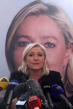 sammenspist. Marine Le Pen mener, at det beviser, at de gamle partier er totalt sammenspiste, når de begynder at tale om at stemme taktisk for at fratage Nationalfronten sejren i anden runde af regionalvalget på søndag. 