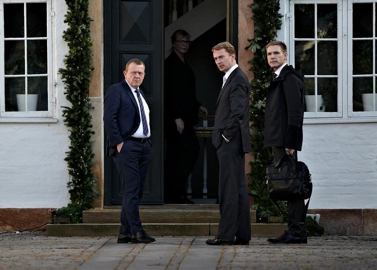 velkommen. Statsminister Lars Løkke Rasmussen (V) tager imod Morten Messerschmidt og Kristian Thulesen Dahl fra Dansk Folkeparti. 
