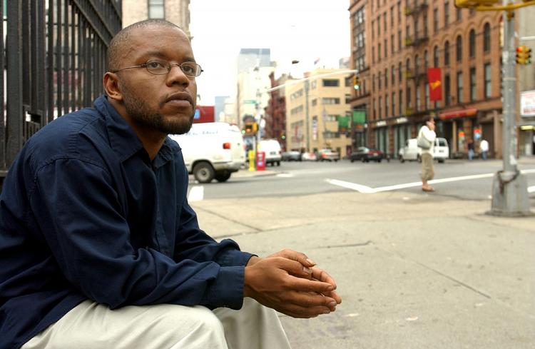 Plagiat. Jayson Blair var journalist ved New York Times og trak sig tilbage fra avisen i 2003, da det kom frem, at han havde plagieret og fabrikeret historier. 