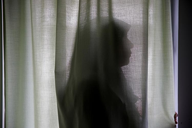 Flygtning. 45-årige Nadia og hendes søn, Ahmed, var en lille del af den enorme flygtningestrøm, som i sommer tog den lange tur fra Syrien til Europa. En rejse, de måtte give næsten 100.000 kroner for. 