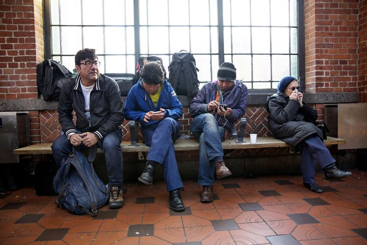 Danmark. Abdullah, yderst til venstre i billedet, er fra Kirkuk i Irak. Han er lige ankommet til Københavns Hovedbanegård med tog fra Flensborg. 