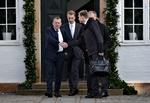 Nej. Lars Løkke rasmussen havde mandag indkaldt samtlige af folketingets partier til drøftelser om, hvordan torsdagens nej til omdannelsen af EU-retsforbeholdet skal forvaltes. Her er det Dansk Folkepartis Morten Messerschmidt, Peter Skaarup og Kristian Thulesen Dahl, der som det andet parti gæstede Marienborg. 